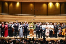 越共中央总书记苏林与夫人出席在新加坡国立大学举行的音乐盛会。（图片来源：越通社）