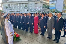 苏林总书记在新加坡胡志明主席雕像前献花。