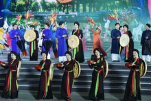2023年北宁省“探访官贺之地”文化节的艺术表演。