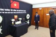 南非共产党总书记索利·马派拉吊唁越共中央总书记阮富仲。