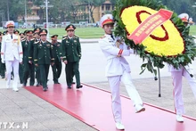 越共中央军委、国防部代表团敬献花圈并入陵瞻仰胡志明主席遗容。（图片来源：越通社）