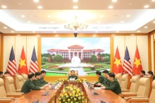 越南国防部长潘文江大将与美国国防部长通话。