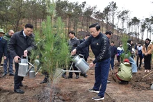 陈红河副总理参加“永远铭记胡伯伯之恩”新春植树节。