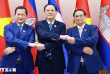 越南政府总理范明正与老挝总理宋赛·西潘敦和柬埔寨首相洪玛奈。（图片来源：越通社）