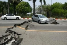 缅甸内比都地震后道路受损。（图片来源：France24）