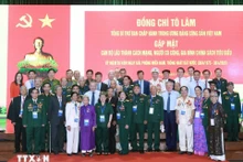 越共中央总书记苏林会见中部地区革命老干部和功勋人员。（图片来源：越通社）