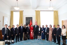 越南国会副主席阮氏清和国会代表团与新西兰议会议长格里·布朗利合影。