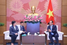 越南国会副主席陈光方会见了乌隆他尼皇家大学校长Kanisara Thanasunthornsakul。