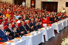 越南国家主席阮春福出席大会。