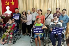 陈苏娥女士向朔庄省橙剂受害者赠送礼物。（图片来源：越通社）
