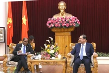 南定省委书记范家足会见新加坡驻越大使嘉雅•拉特南。
