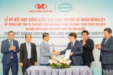 越南顺化金龙汽车公司与韩国DAON Mobility公司代表签署了合同。