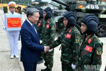 越共中央总书记、中央军委书记苏林和国防部装甲兵种战士。（登科 摄）