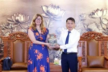 越共中央宣教与民运部副部长武青梅向联合国儿童基金会驻塞内加尔代表西尔维娅-达内洛夫赠送纪念品。