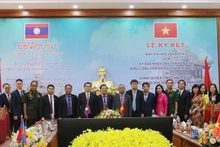 双方代表合影。