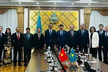 越共中央委员、国会副主席阮克定和哈萨克斯坦领导以及两国代表合影。