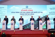 政府副总理陈红河出席14B号国道岘港段升级改造工程开工仪式。