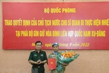 越共中央委员、国防部副部长黄春战上将向裴文绒少校授予参加联合国南苏丹维和特派团的任命书。（图片来源：越通社）