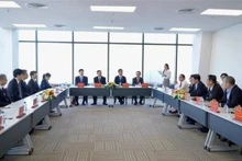日本山口县高级代表团与平阳省举行工作会谈。