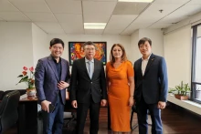 越南驻墨西哥大使阮文海与墨西哥—越南友好友好议员小组新任主席安娜·卡琳娜·罗霍·皮门特尔和代表们合影。