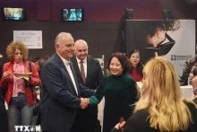 越南驻希腊大使范氏秋香和希腊官员参加越南电影周。