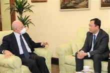 越南驻意大利大使杨海兴和坎帕尼亚大区主席德卢卡交谈。