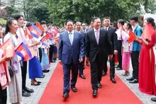 越南政府总理范明正和柬埔寨首相洪玛奈走访越南外贸大学。