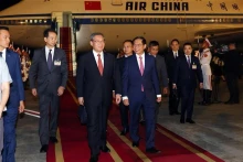 越南政府副总理兼外交部长裴青山到内排国际机场迎接中国国务院总理李强。