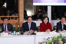 范明正总理在座谈会上发表讲话。