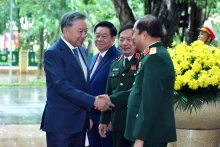 越共中央总书记、国家主席苏林与老挝人民革命党中央总书记、国家主席通论·西苏里会见前越南援老志愿军和专家代表团【组图】