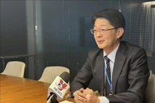 日本房地产投资专家小泉·健一 接受越通社记者采访。
