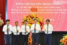 越共中央政治局委员、中央书记处书记、中央宣教部部长阮重义对《人民报》社进行工作访问。（水原 摄）