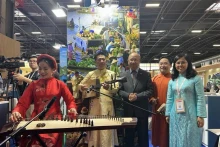 在越南展位举行的民族音乐演出活动。