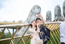 韩国游客来到越南岘港旅游。