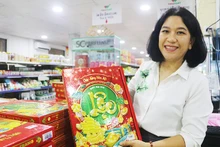 黎氏红荃女士介绍春节日历产品。