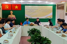 双方见面会场景。