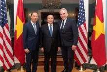 阮春胜同志和美国国务院常务副国务卿坎贝尔（右一）以及阮国勇大使（左一）。