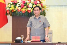 越南国会主席王廷惠在会上发言。