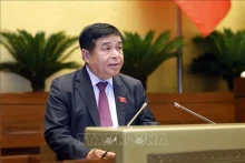 越南计划与投资部部长阮志勇在会上陈述关于义安省发展的特殊机制和政策补充（试行）的决议草案的呈文。（图片来源：越通社）