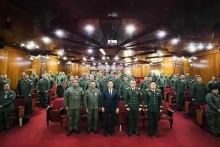 出席纪念越南人民军建军80周年座谈会的代表。