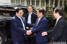 政府总理范明正出席越南农业与农村部门2023年工作总结和2024年任务部署会议。（陈海 摄）