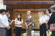 马恩河谷省议会代表团造访越南安沛省义路市。