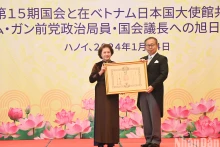 日本驻越南大使山田贵雄代表日本政府向原越南国会主席阮氏金银授予日本一等旭日勋章。（维玲 摄）