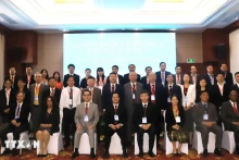 出席第十届社会主义国际论坛的代表合影。（图片来源：越通社）