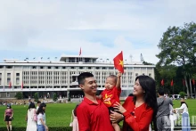 9月2日一大早，许多家庭举着国旗来到统一宫庆祝国庆节。