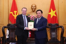 越共中央政治局委员、胡志明国家政治学院院长、中央理论委员会主席阮春胜向迈克尔·阿斯特鲁普·延森主席赠送阮富仲总书记的书籍。