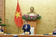 越南政府总理范明正主持2月份政府例行会议。（陈海 摄）
