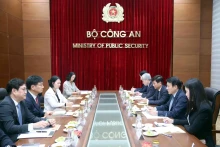 越南公安部长梁三光会见三星越南公司总经理罗基洪。