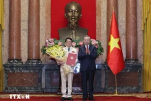 苏林总书记、国家主席向中央政治局委员、中央公安党委书记、公安部部长梁三光上将授予晋升大将军衔的决定。（图片来源：越通社）