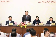越南国会副主席阮克定主持记者会。